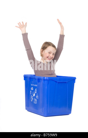 Boîte de recyclage avec la fille à l'intérieur, Winnipeg, Manitoba Banque D'Images