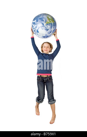 9 ans, fille de sauter avec le globe, Winnipeg, Manitoba Banque D'Images