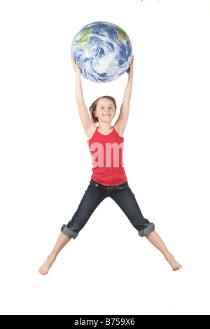 9 ans, fille de sauter avec le globe, Winnipeg, Manitoba Banque D'Images