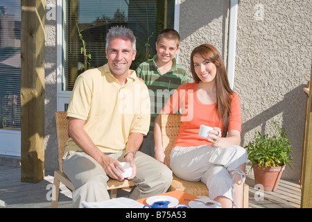 Portrait de famille sur le pont, Winnipeg, Manitoba, Canada Banque D'Images