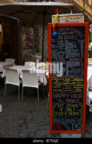 Restaurant bon marché de la publicité des boissons et des repas dans le quartier Centro Storico de Rome Italie Europe Banque D'Images