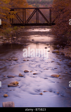 Un pont sur un ruisseau à New Hamshire Banque D'Images