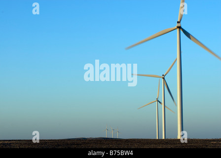 Trois éoliennes en premier plan, trois éoliennes en arrière-plan Banque D'Images