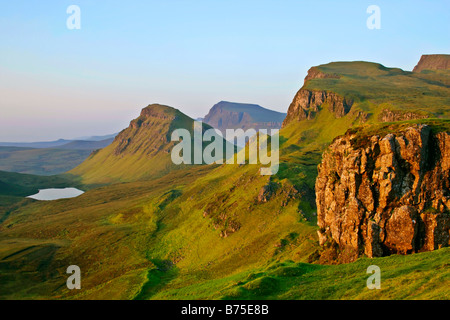 Quiraing lac paysage et le matériel roulant velvet pistes vertes parsemées de pics basaltiques falaises de roche et de l'Ecosse Banque D'Images