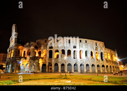 ROME, Italie — le Colisée, illuminé dans le ciel nocturne, est un symbole époustouflant de la grandeur de la Rome antique. Cet amphithéâtre emblématique, achevé en 80 après JC, accueillait autrefois des concours de gladiateurs et des spectacles publics. L'éclairage nocturne accentue les détails architecturaux, créant une vue fascinante de l'un des monuments historiques les plus célèbres du monde. Banque D'Images