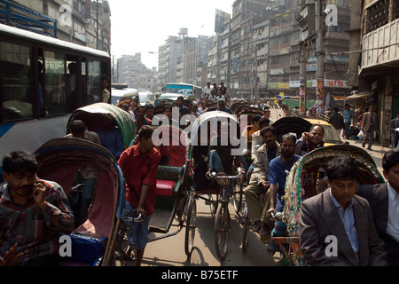 Le trafic de pousse-pousse à Dhaka Bangladesh Banque D'Images