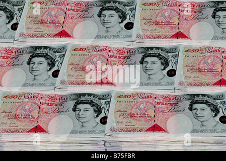 Des tas de billets de banque britannique. Banque D'Images