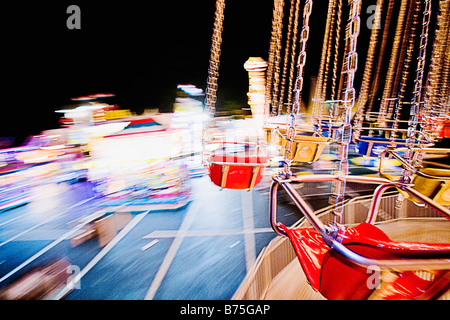 Rotation de la chaîne ride filature dans un parc d'amusement Banque D'Images