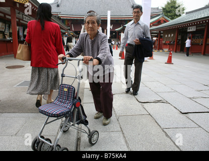 Les personnes âgées à Tokyo en 2050 près de la moitié de la population japonaise aura plus de 65 ans dan Banque D'Images