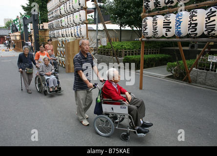 Les personnes âgées à Tokyo en 2050 près de la moitié de la population japonaise aura plus de 65 ans dan Banque D'Images