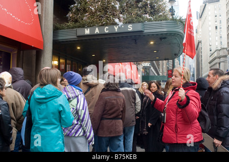Chef de groupe tour à Herald Square Macy extérieur flagship store à New York Banque D'Images