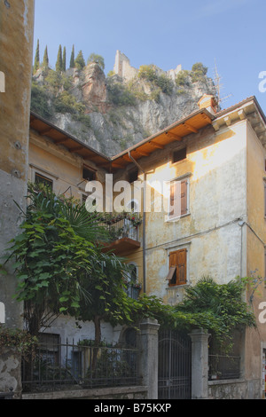 Alley Arco Lago de Garda Trentino Italie volets Banque D'Images