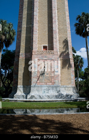 Close-up de l'horloge de la tour Bok à. Sanctuaire de la tour Bok historique et jardins en Lake Wales FL. Construit par Edward William Bok. Banque D'Images