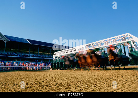 Les jockeys à cheval sur une piste de course Banque D'Images