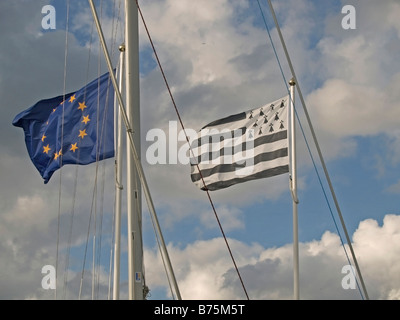 Deux drapeaux blowing in wind avec le drapeau de la Bretagne et l'Europe Banque D'Images