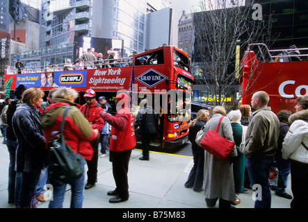 Times Square Broadway, New York. Touristes attendant de monter à bord d'un bus touristique à impériale Gray Line ouvert à Midtown Manhattan, États-Unis Banque D'Images