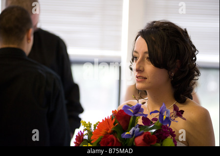 Juste après le mariage mariée tenant son bouquet de fleurs Banque D'Images