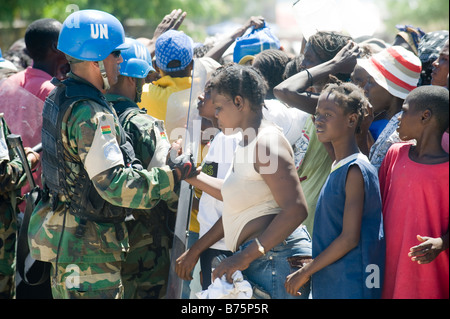 Les casques bleus de distribuer de la nourriture aux Haïtiens d'urgence aux Gonaïves après trois ouragans ont frappé en août 2008. Banque D'Images