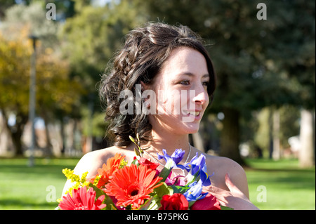 Juste après son mariage mariée tenir son bouquet de fleurs Banque D'Images