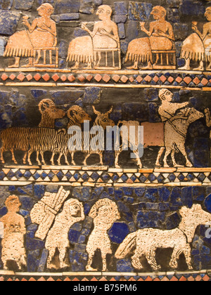 Détails du côté paix de la Standard d'Ur, accompagnateurs apportant des moutons et des ânes au banquet et aussi des amis du roi sur le registre supérieur Banque D'Images