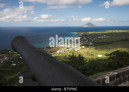 Vue du Parc National de la forteresse de Brimstone Hill à Nevis sur l'horizon à St Saint Martin dans les Caraïbes, Antilles. Banque D'Images