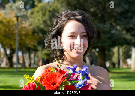 Bride holding à son bouquet de fleurs Banque D'Images