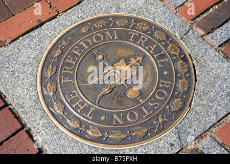 Marquage d'étanchéité du Freedom Trail au Massachusetts State House situé dans le quartier Beacon Hill de Boston Massachusetts Banque D'Images