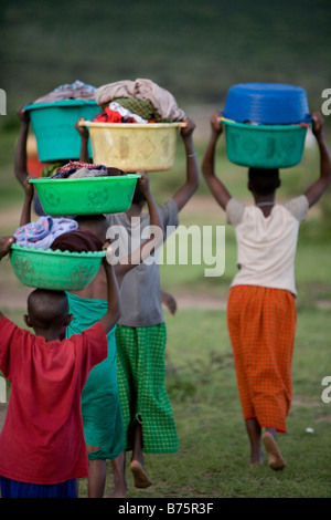 Ngoiroro est un village de 200 habitants appartenant à la tribu Massai Le village jette droit dans la vallée du Rift, au sud de la frontière tanzanienne Nairobi contre les filles et les femmes sont responsables de faire la lessive à l'riversite Banque D'Images