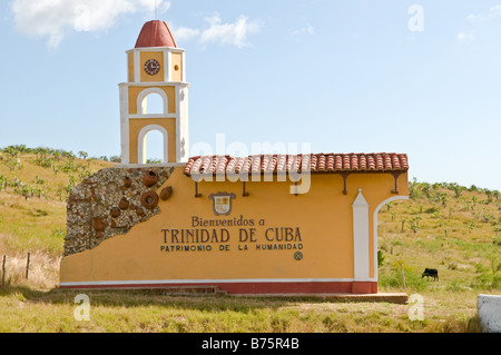 L'un des 2 signes éclatants sur l'approche de Cuba Trinidad Banque D'Images