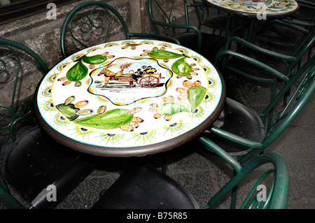 Tableaux de poterie typique de Sicile en vente en magasin à Taormina en Sicile Italie Banque D'Images