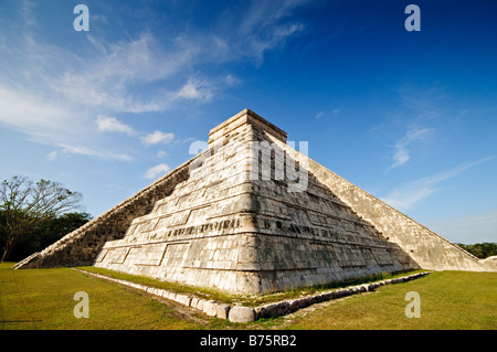 CHICHEN ITZA, Mexique - El Castillo (également connu sous le nom de Temple de Kuklcan) aux ruines mayas anciennes de Chichen Itza, Yucatan, Mexique 081216092848 4416x.tif. Chichen Itza, situé sur la péninsule du Yucatan au Mexique, est un site archéologique important présentant la riche histoire et les connaissances scientifiques avancées de la civilisation maya antique. Il est plus connu pour la Pyramide Kukulkan, ou « El Castillo », une structure à quatre côtés avec 91 marches de chaque côté, culminant en une seule étape au sommet pour représenter les 365 jours de l'année solaire. Banque D'Images