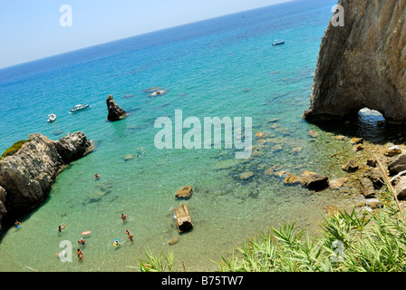 La luxueuse piscine place et l'Arco Naturale, arche naturelle, dans l'île de Ponza Ponza, ville, lazio, Italie, Europe. Banque D'Images