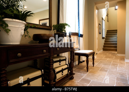 Fin table et chaise dans le couloir escalier ci-dessous Banque D'Images