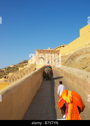 Équitation un éléphant au Fort Amber, Jaipur Banque D'Images