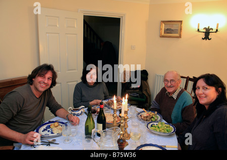 Royaume-uni un repas de famille le dimanche midi Banque D'Images