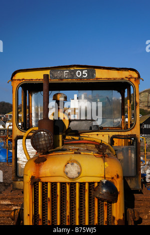 Un vieux bulldozer de rouille sur Hastings Beach Banque D'Images