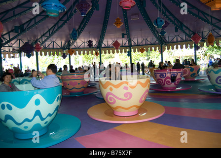 Mad Hatter Tea cups ride, Fantasyland, Hong Kong Disneyland Resort, l'île de Lantau, Hong Kong, République populaire de Chine Banque D'Images