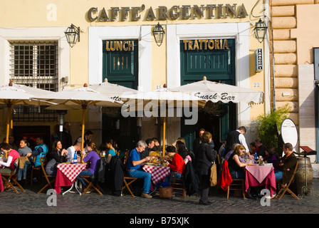 Trattoria Caffe le long de l'Argentine en passant par l'Argentine dans le centre historique de Rome Italie Europe Banque D'Images