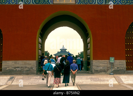 Les gens, les touristes, les voyages en groupe, porte à voûte céleste impériale, Temple du Ciel, Tiantan Park, Beijing, la municipalité de Beijing, China, Asia Banque D'Images