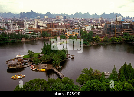 Le lac Cedar Banyan Guilin Guangxi Chine Asie Banque D'Images