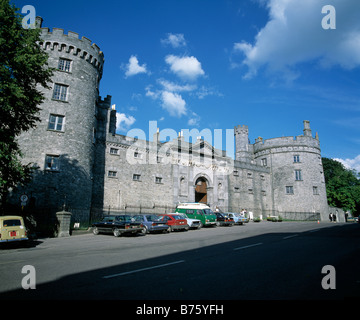 Grande fortification imposant château dans l'une des villes d'Irlande Banque D'Images