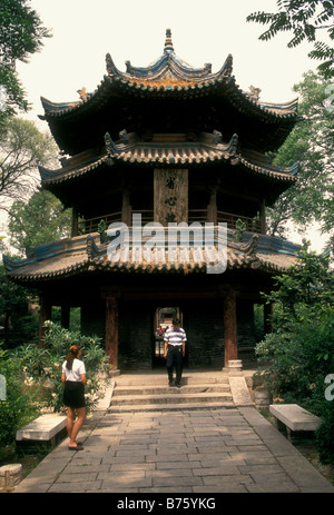 Groupe touristique, visite guidée, visite guidée, touristes, visiteurs, la visite, la Grande Mosquée, la Grande Mosquée, ville de Xian, Xian, Shaanxi Province, China, Asia Banque D'Images