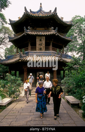 Groupe touristique, visite guidée, visite guidée, touristes, visiteurs, la visite, la Grande Mosquée, la Grande Mosquée, ville de Xian, Xian, Shaanxi Province, China, Asia Banque D'Images