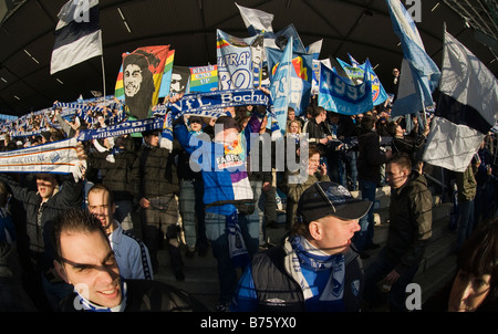 Fans de club allemand de football VfL Bochum afficher leurs couleurs dans les stands Banque D'Images