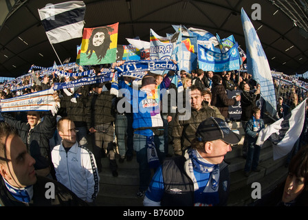 Fans de club allemand de football VfL Bochum afficher leurs couleurs dans les stands Banque D'Images