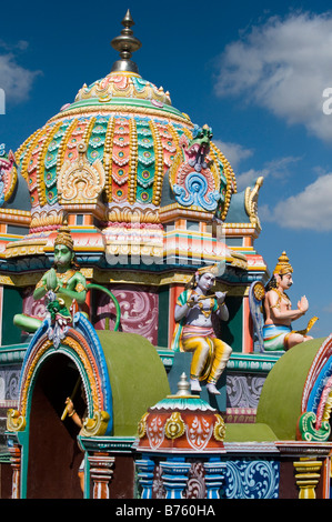 Temple des statues de divinités hindoues contre le ciel bleu. L'Inde du Sud Banque D'Images