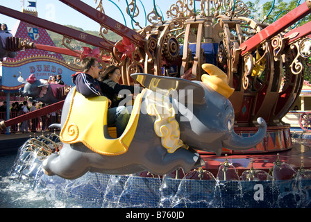 Excursion « Dumbo the Flying Elephant », Fantasyland, Hong Kong Disneyland Resort, île de Lantau, Hong Kong, République populaire de Chine Banque D'Images