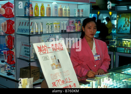 Le peuple chinois, vendeur comptoir, cosmétique, grand magasin, ville de Kunming, Province du Yunnan, Chine Banque D'Images