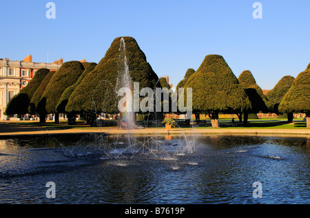 Fontaine à eau et des ifs au Hampton Court Palace Gardens Surrey Banque D'Images