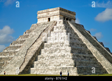 CHICHEN ITZA, Mexique - El Castillo (également connu sous le nom de Temple de Kuklcan) aux ruines mayas anciennes de Chichen Itza, Yucatan, Mexique 081216094230 1949x.tif. Chichen Itza, situé sur la péninsule du Yucatan au Mexique, est un site archéologique important présentant la riche histoire et les connaissances scientifiques avancées de la civilisation maya antique. Il est plus connu pour la Pyramide Kukulkan, ou « El Castillo », une structure à quatre côtés avec 91 marches de chaque côté, culminant en une seule étape au sommet pour représenter les 365 jours de l'année solaire. Banque D'Images